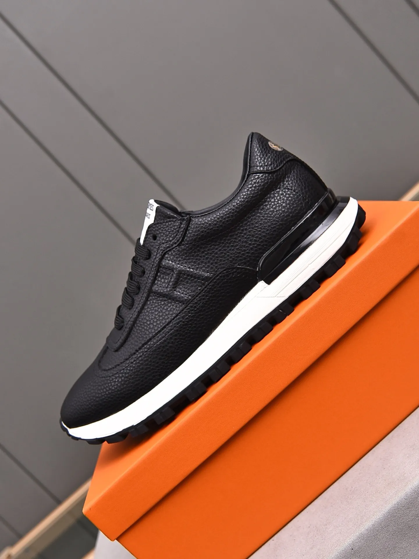 📛📛📛PPP440 (Hermes)🆕Men's color-blocked sneakers with textured calfskin details. Spliced ​​with original cowhide, this shoe draws inspiration from the equestrian world, integrating technical details and practical functions. Breathable sheep lining, original combination outsole, high-end quality, and every detail is perfectly combined! Size: 38-44 (45 can be customized)